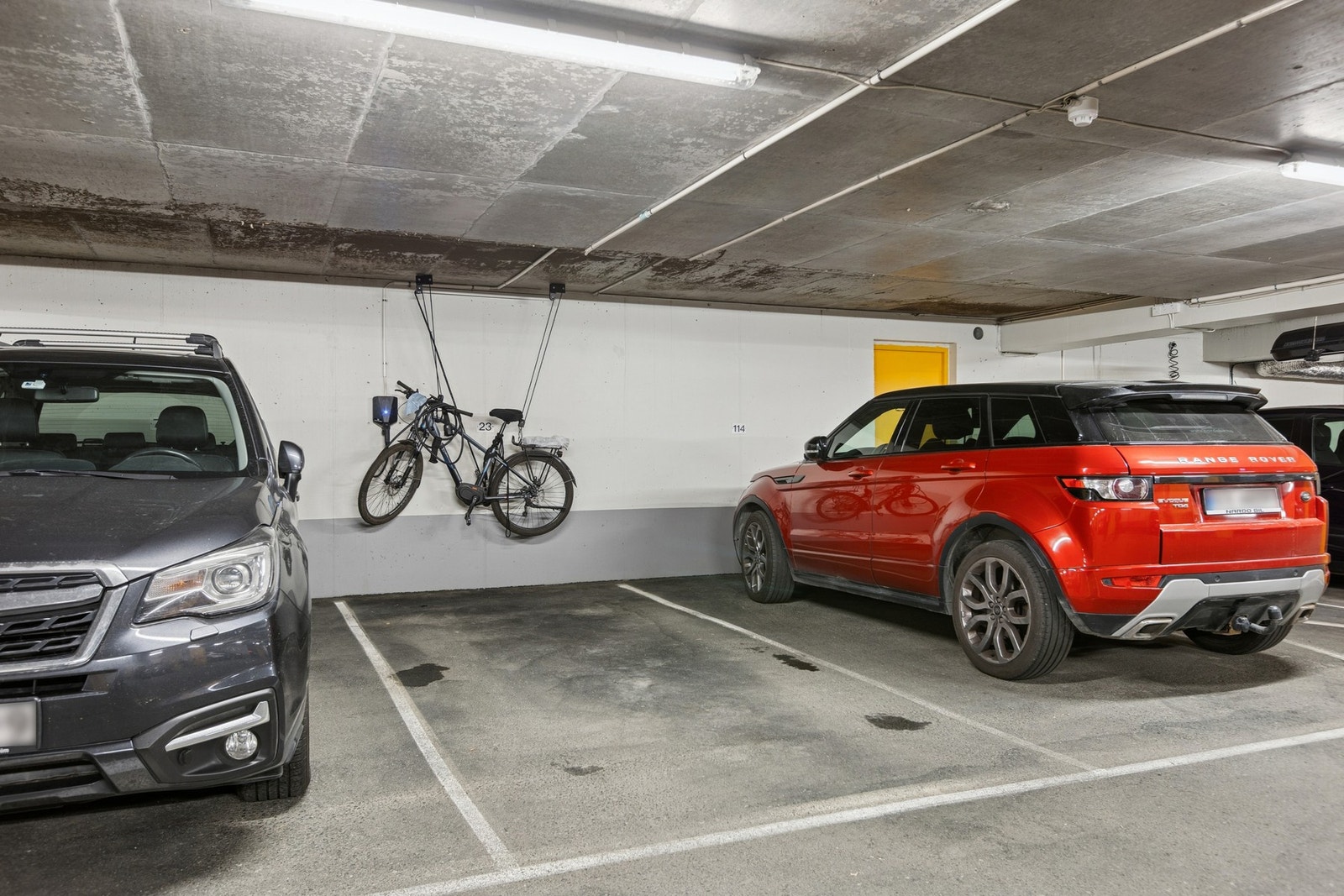 Her har du fast parkeringsplass i p-kjeller med elbillader. Det er 15meter til heis som tar deg rett opp til etasjeplan. Galleribilde