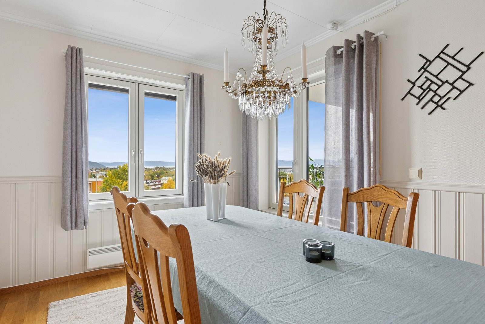 Man har plass til ønsket størrelse på spisestuen, og kan invitere til stor middagsfest her. Galleribilde