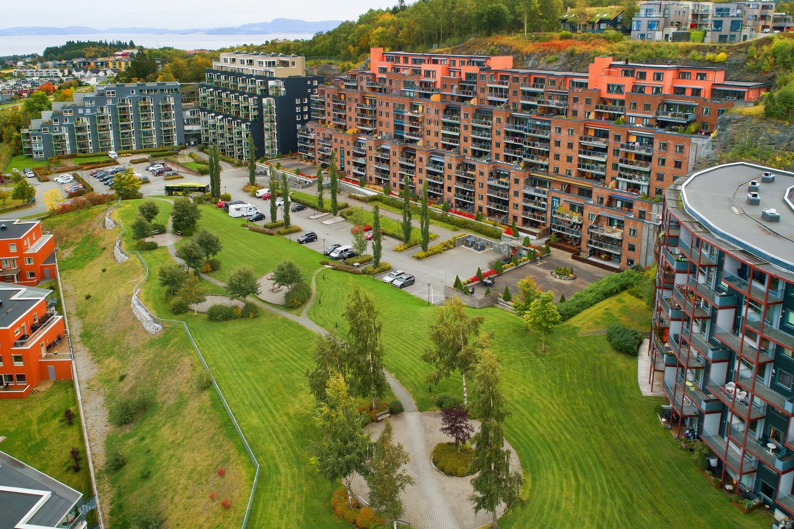 Det er fri parkering til besøkende på stor parkeringsplass rett utenfor bygget. Bussholdeplass Bergheim snuplass er rett utenfor inngangen. Galleribilde