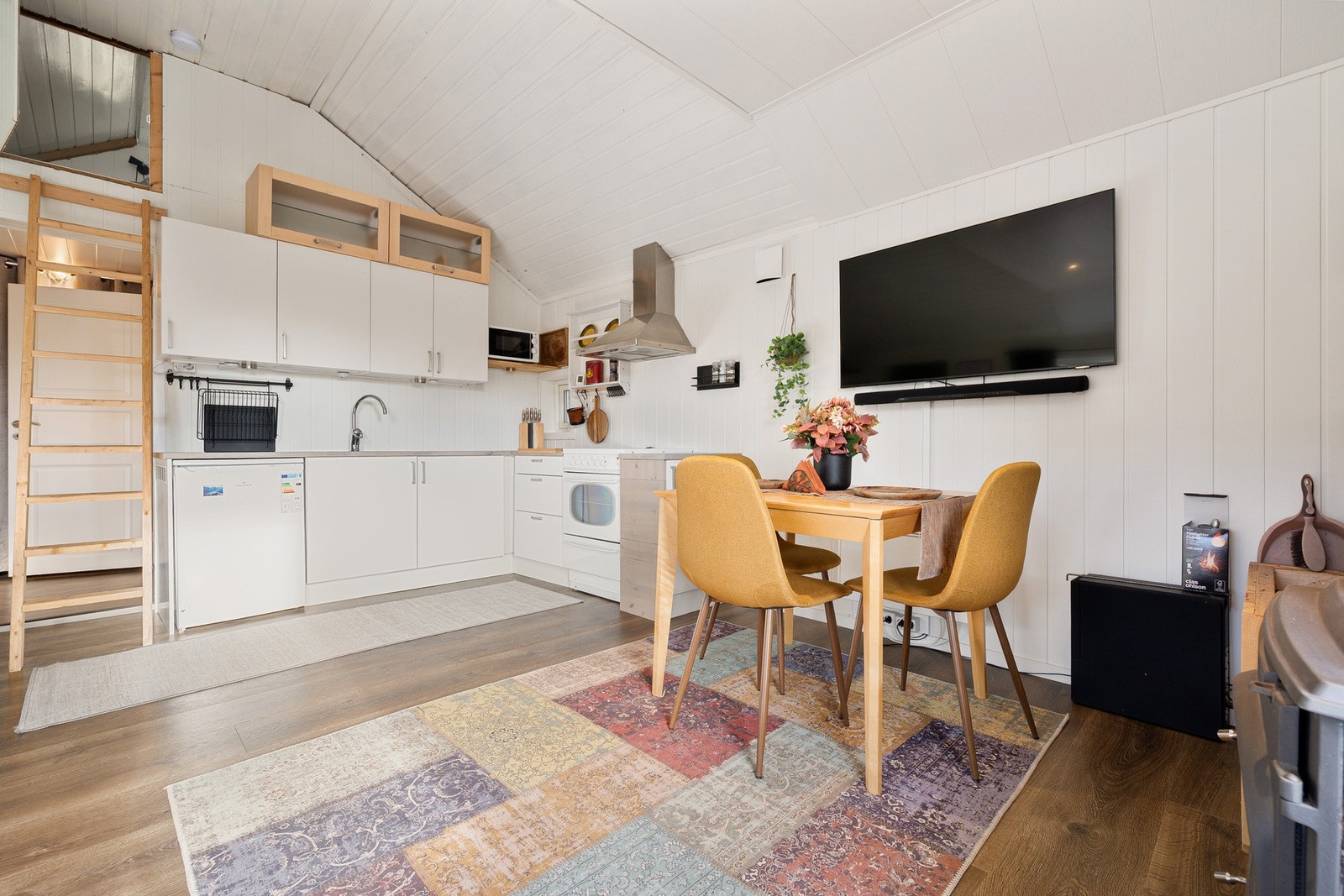 Godt med skap- og benkeplass, og plass til et større spisebord like ved Galleribilde