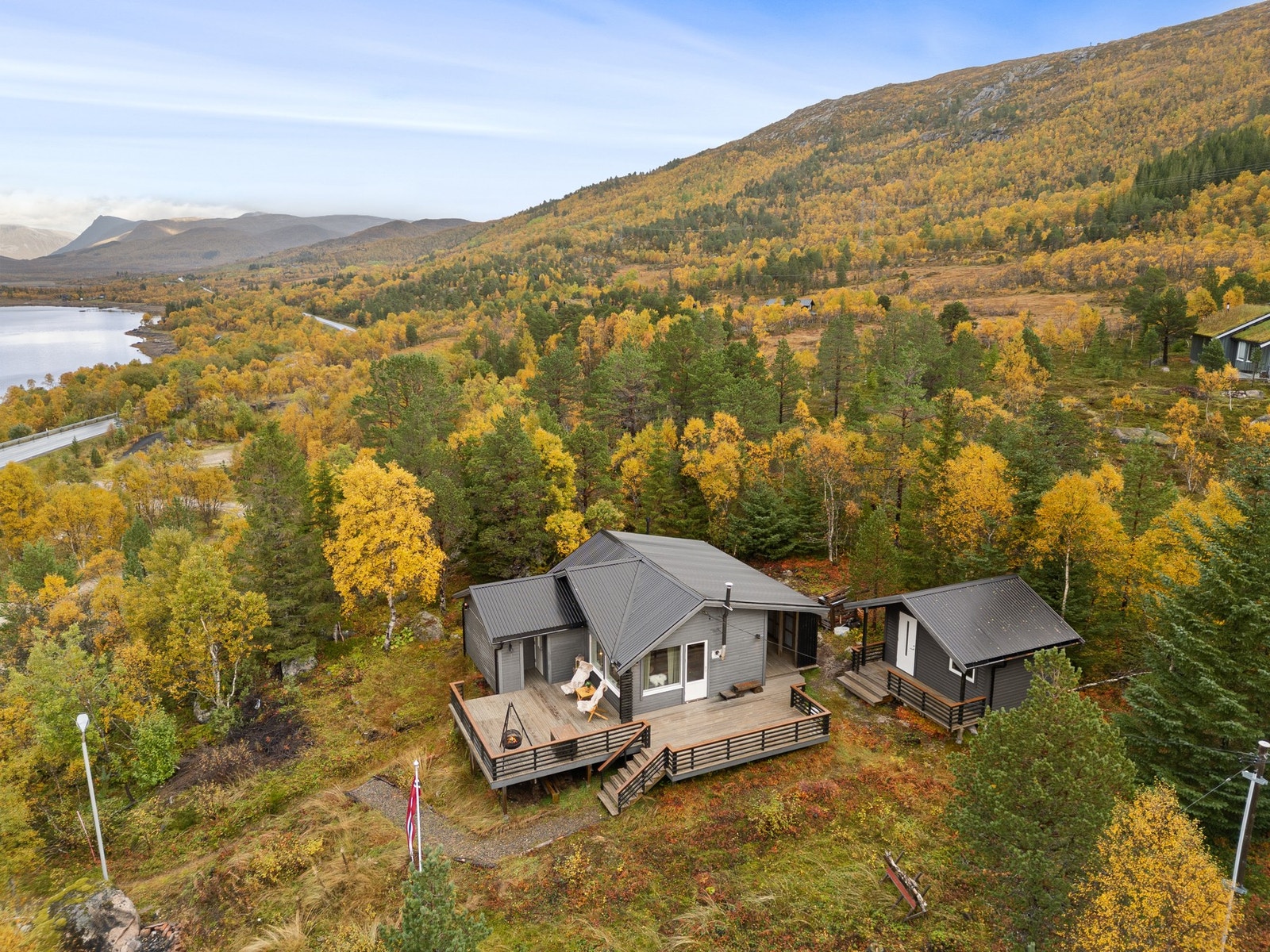 Her er det kort vei til en rekke turområder - enten man vil opp på fjellet eller til vannet Galleribilde