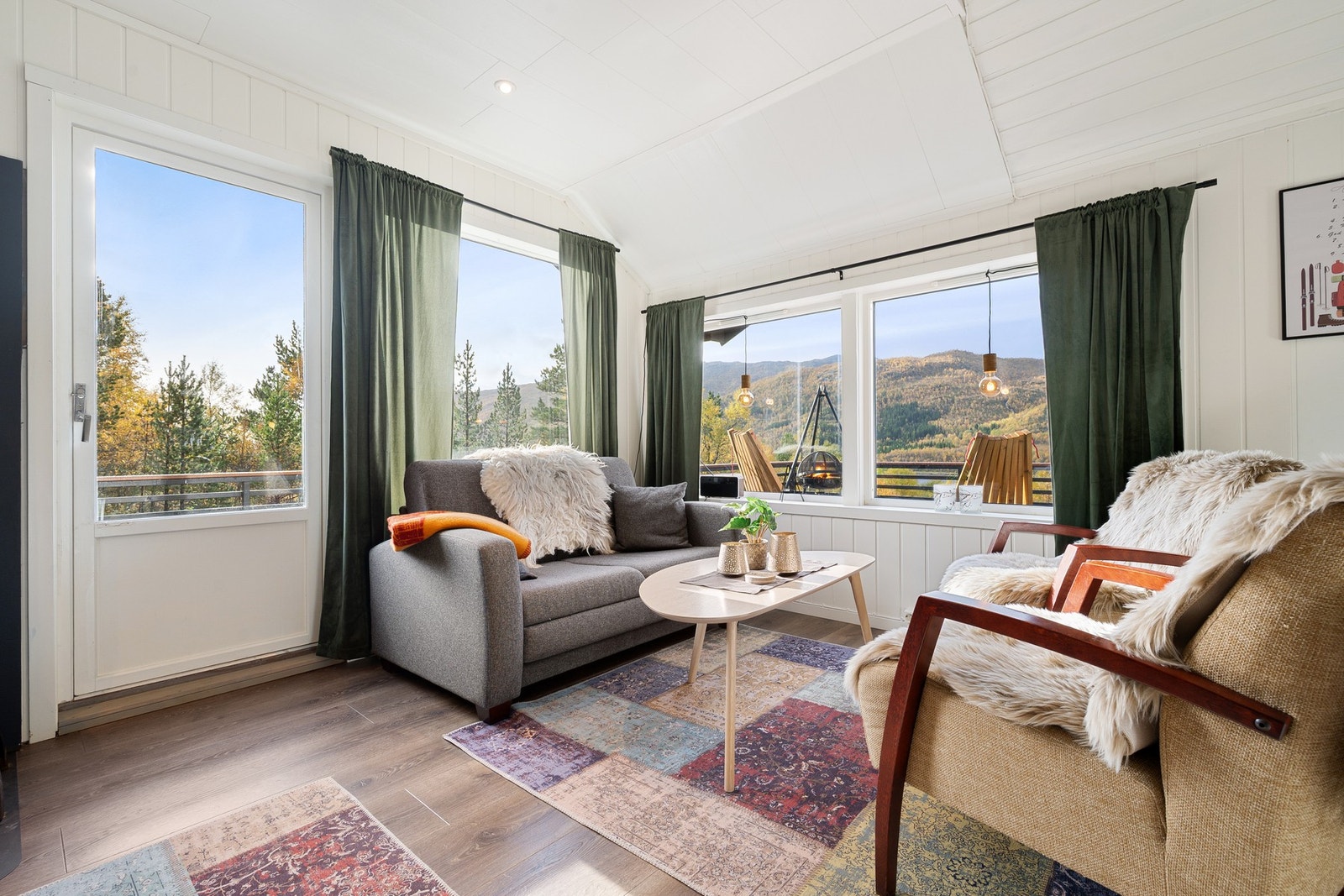 En lekker hytte i koselige naturomgivelser med kort vei til både fjell og vann! Galleribilde