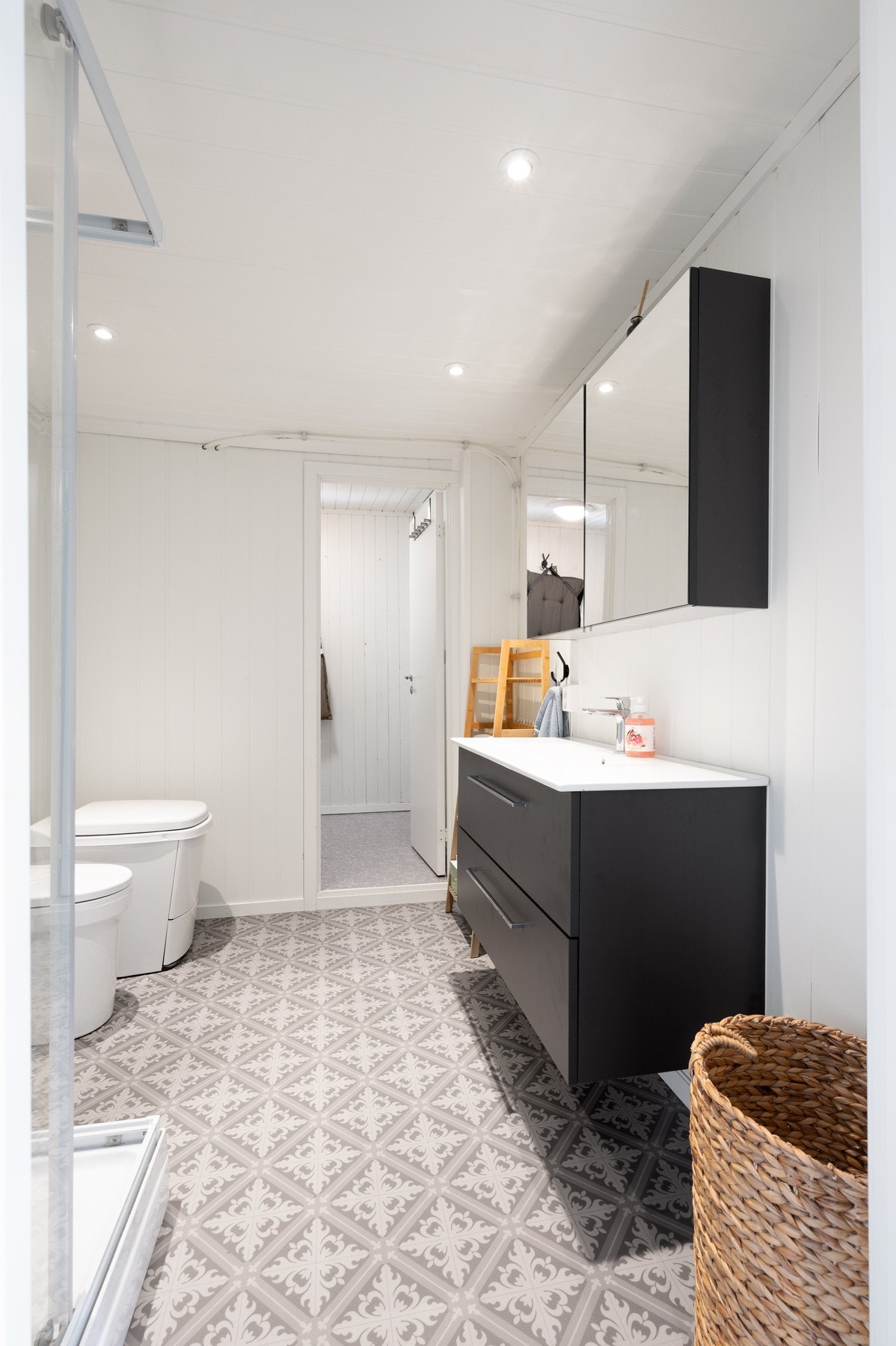 Moderne og pent bad med fine overflater og elektriske varmekabler i gulv Galleribilde