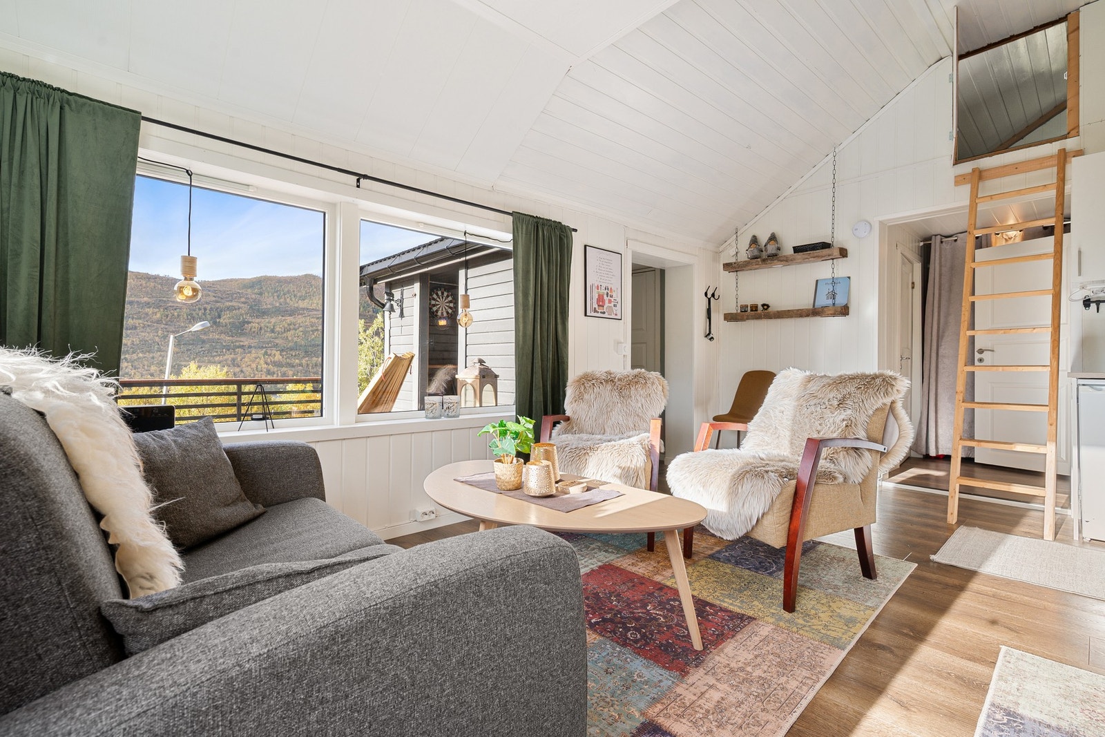 Vindu på flere sider lar deg nyte gode sol- og utsiktsforhold Galleribilde