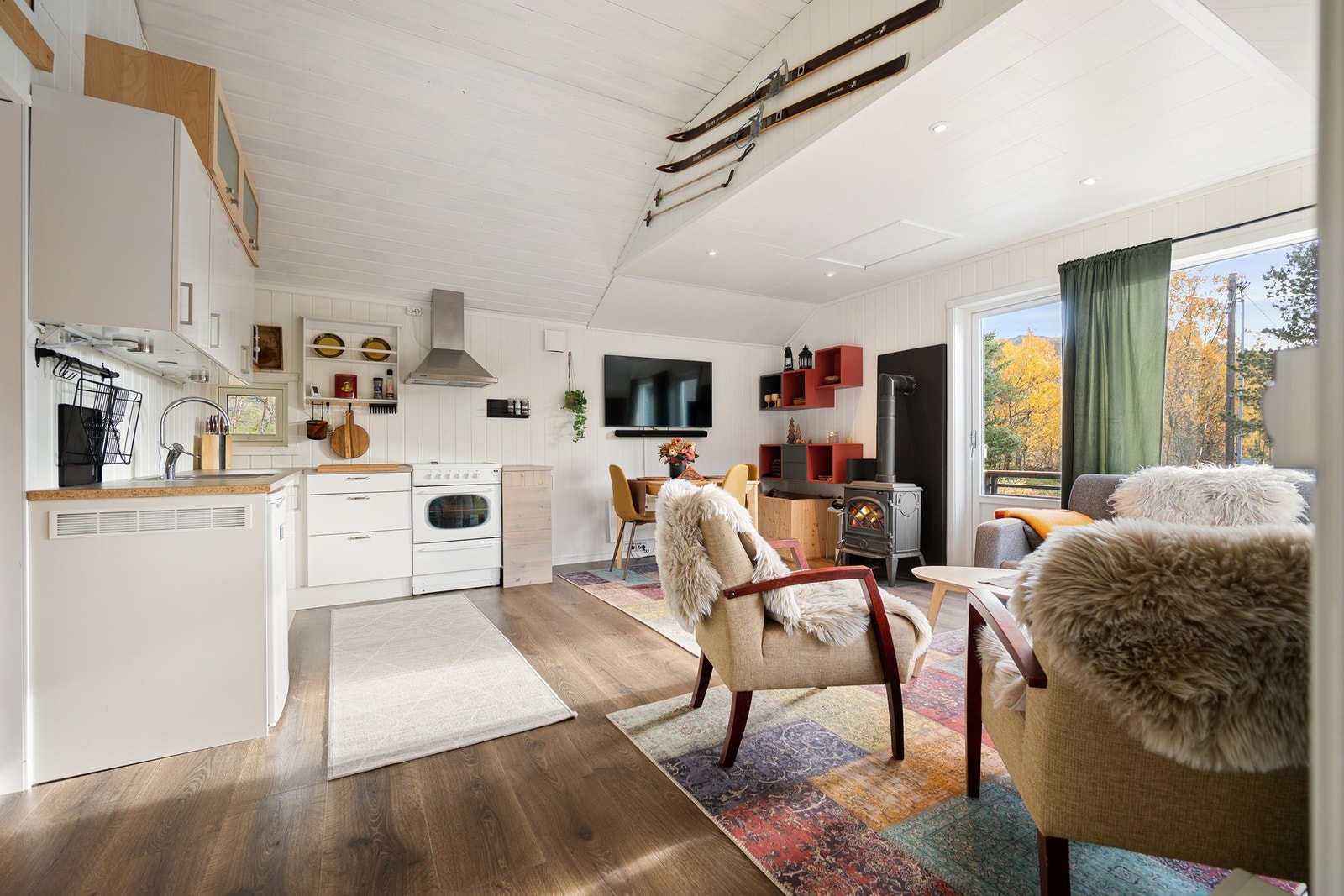 Store rom og gode vindusflater gir en åpen og god følelse Galleribilde