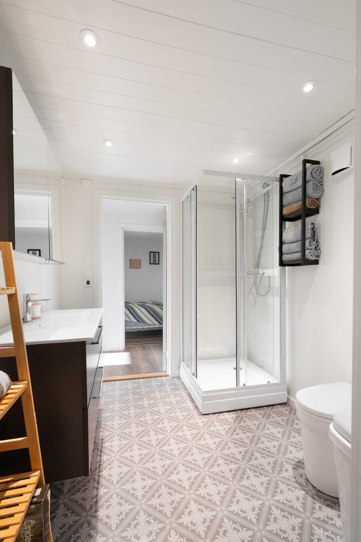 Lekker baderomsinnredning med nedfelt vask og dusjkabinett Galleribilde