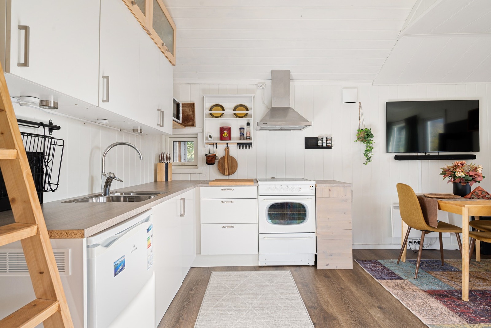 Romslig kjøkken med alle fasiliteter du trenger for lenge opphold Galleribilde