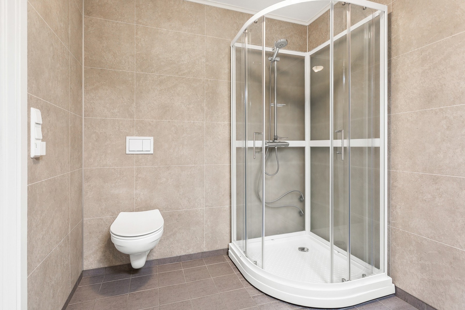 Utstyrt med dusjkabinett, vegghengt toalett og servantskap Galleribilde