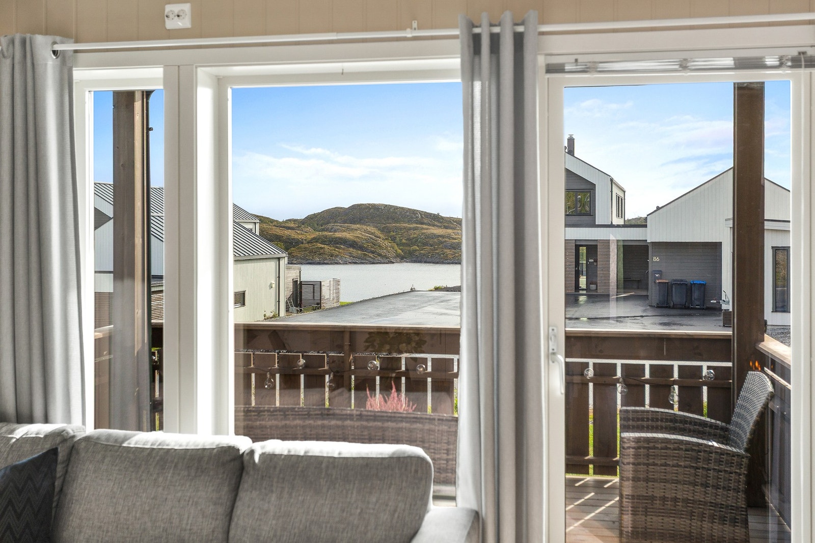 Fra sofaen kan man nyte utsikt til fjorden! Galleribilde