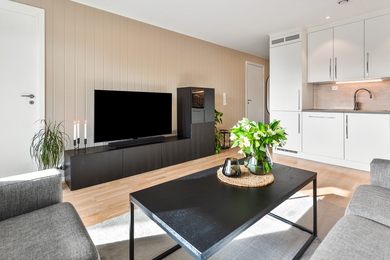 Stue og kjøkken ligger i åpen løsning Galleribilde