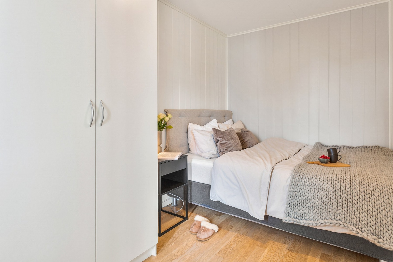 Soverom - 9 kvm. God plass til garderobeskap/-løsning på soverommet. Galleribilde