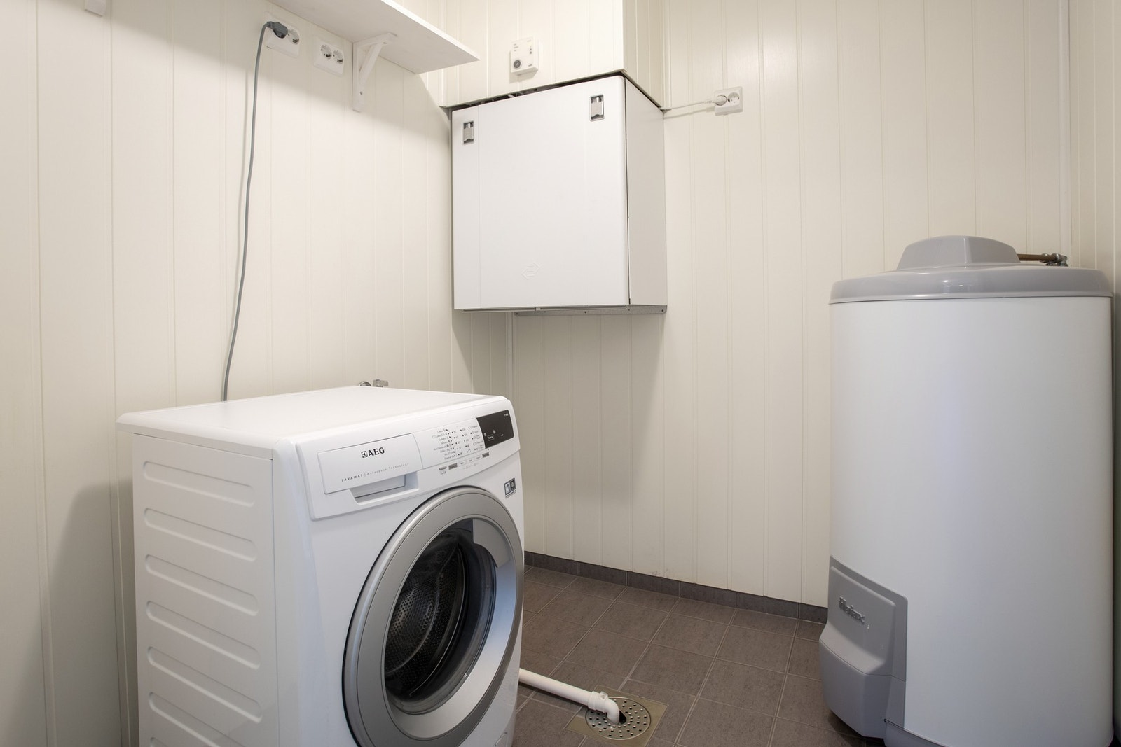 Teknisk rom - 3,5 kvm. Opplegg for vaskemaskin, varmtvannsbereder og sikringsskap. Galleribilde