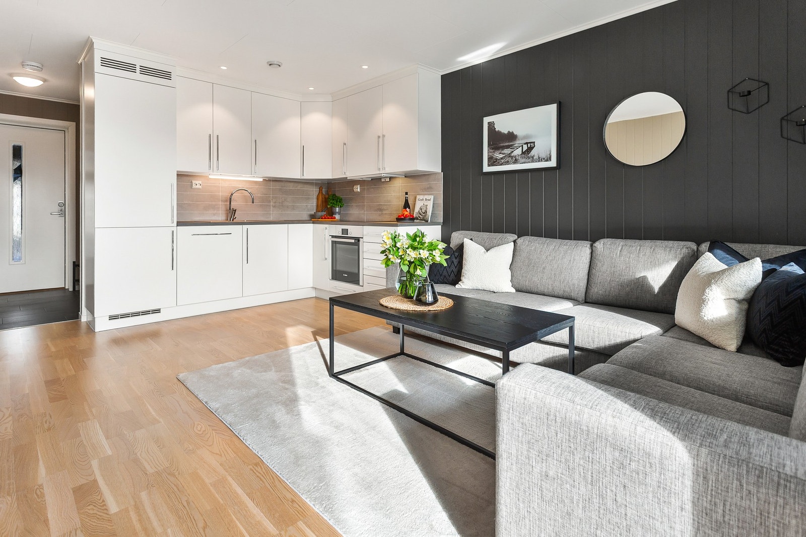 Kjøkken og stue måler 19 kvm. Downlights over kjøkkenet. Galleribilde