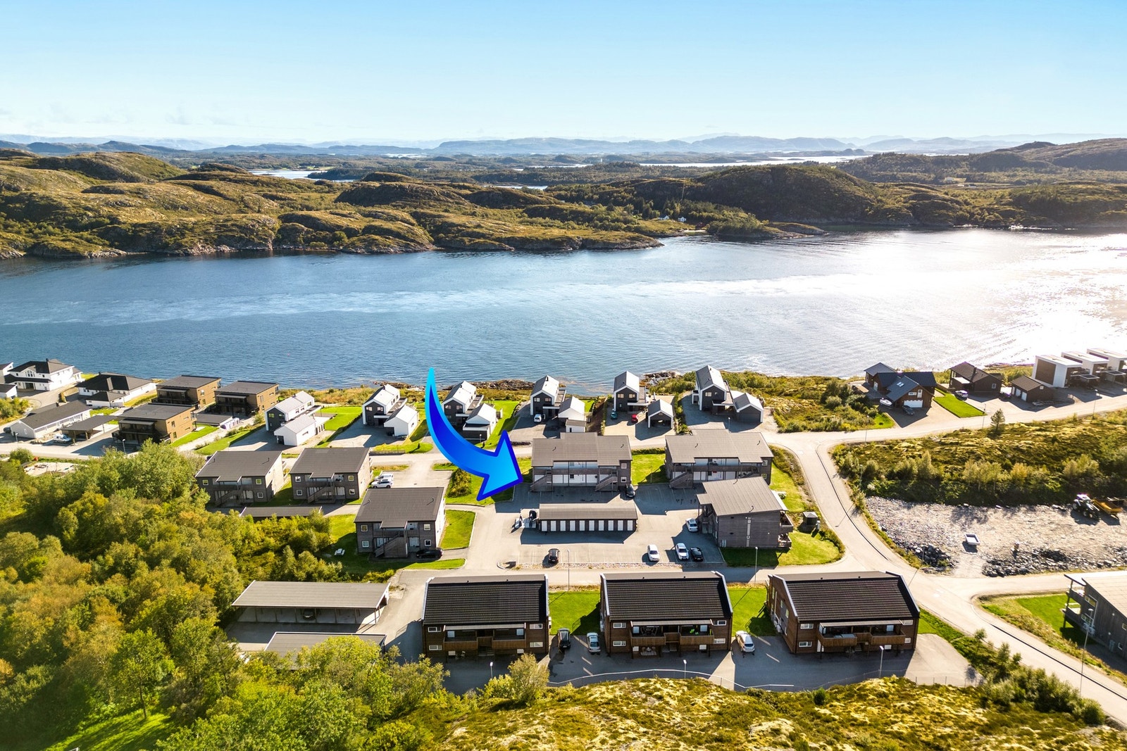 Beliggende i et attraktivt og nyere boligområde vest for Nærøysundbrua Galleribilde