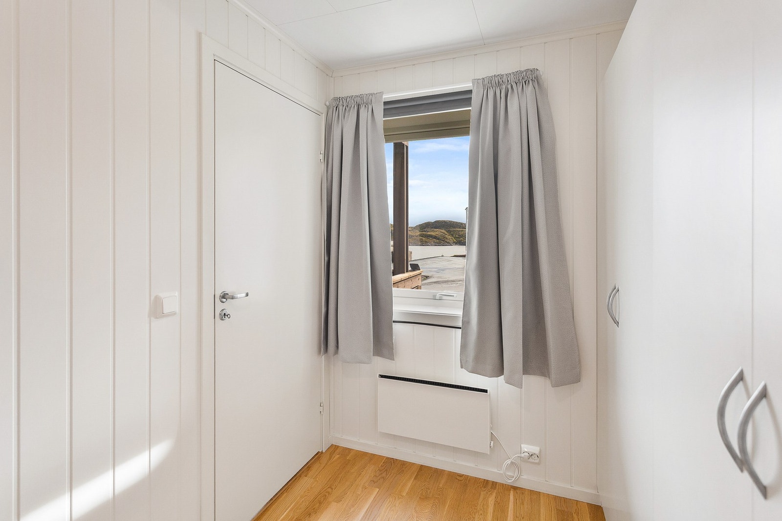 Fra soverommet er det utsikt til sjøen Galleribilde