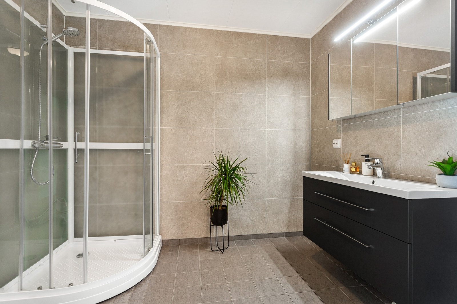 Bad - 5,5 kvm. Det er nøytrale farge- og materialvalg. Flislagt gulv med varme. Galleribilde