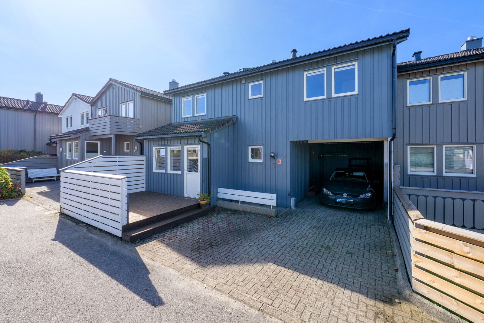 Parkering i carport og på tomten. Terrasse med morgensol. Galleribilde