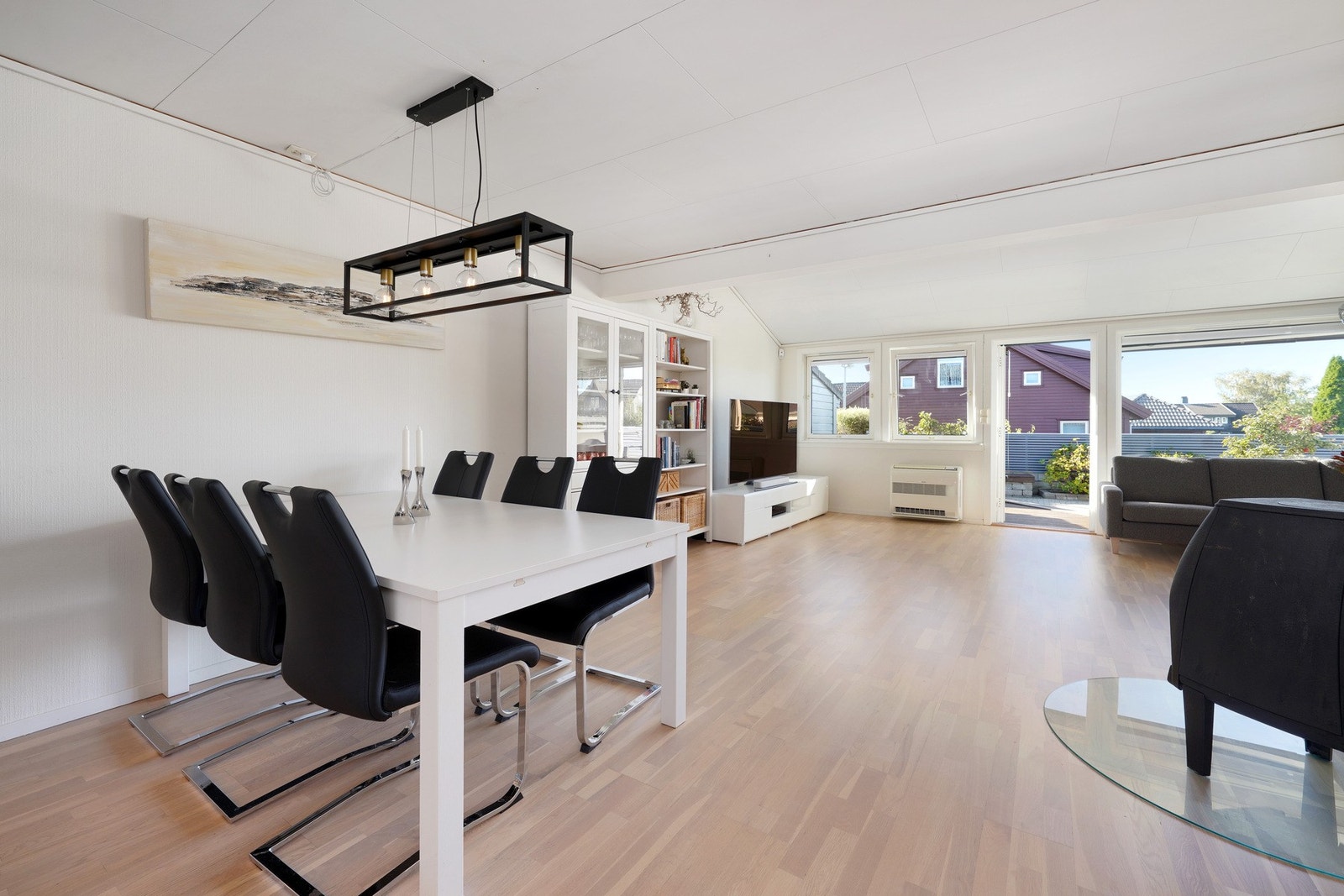 God plass til sittegruppe og stort spisebord. Galleribilde