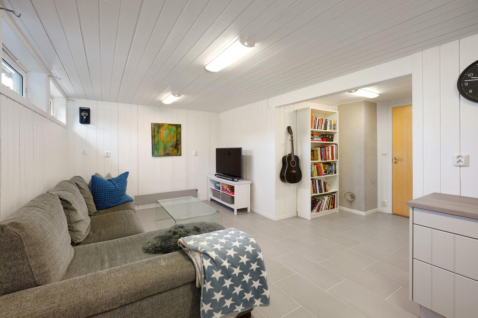 Kjellerstue (godkjent som disponibelt rom). Fliser og varmekabler på gulv. Galleribilde