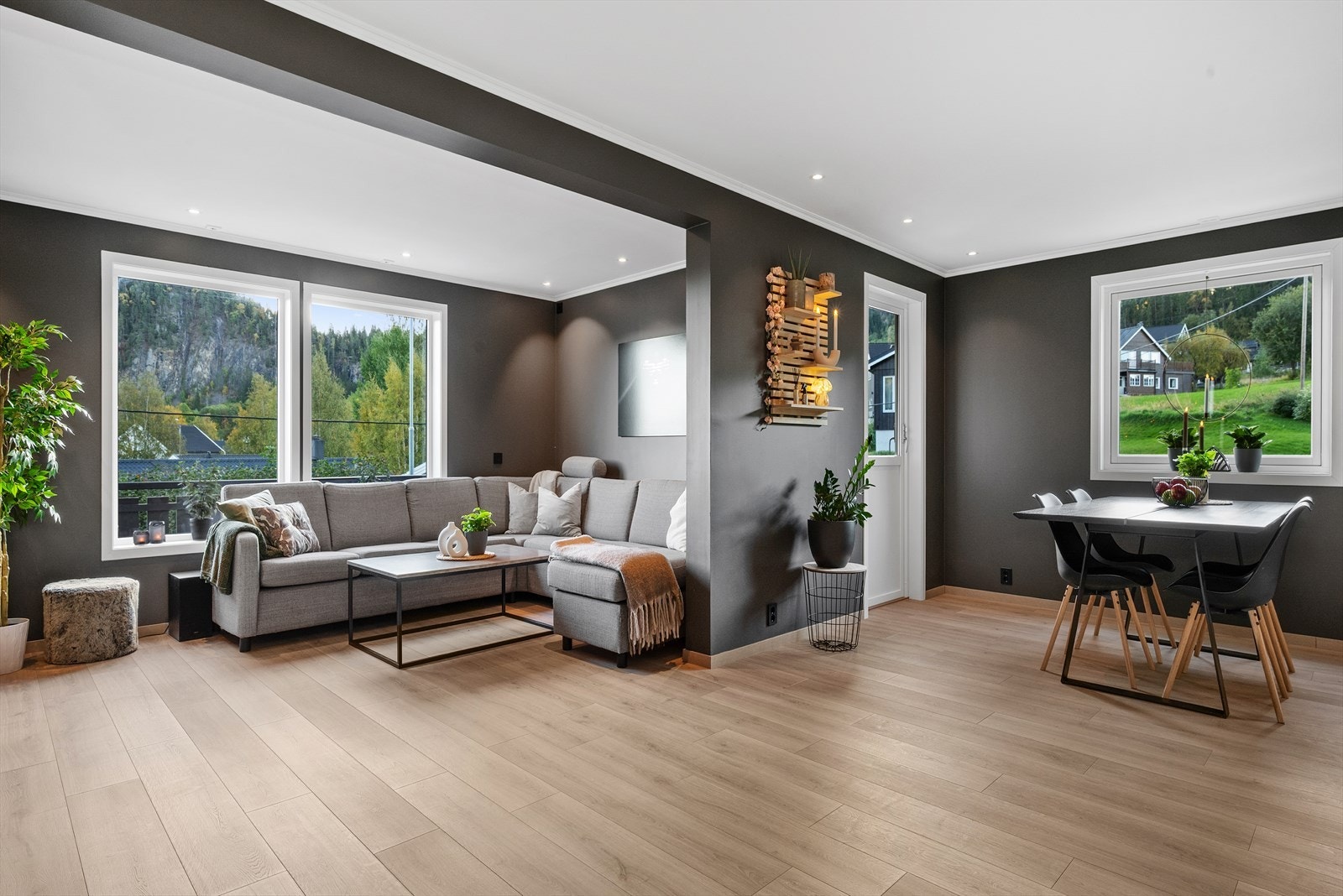 Boligen er oppgradert i senere tid hvor bl.a. det meste av innvendige overflater er pusset opp i perioden 2022/23 Galleribilde