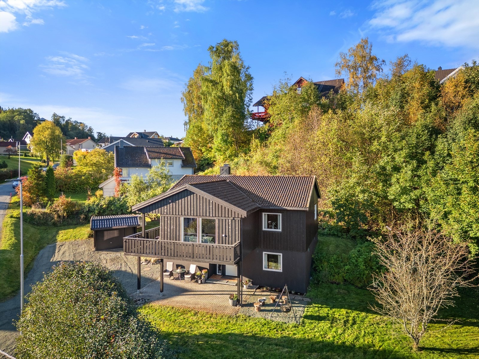 Eiendommen ligger usjenert til, sentralt på Lundamo med flott utsikt Galleribilde