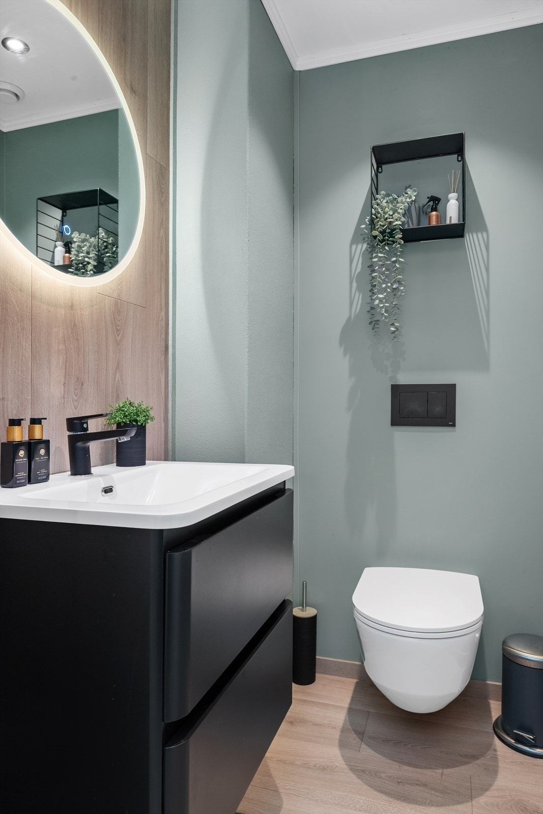 I tillegg til badet som ligger i sokkeletasjen, har boligen eget toalettrom i 1. etasjen Galleribilde