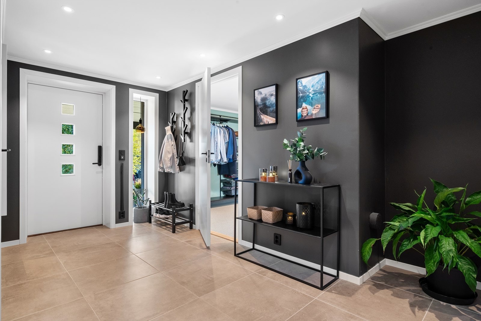 Praktisk løsning med vaskerom rett ved inngangen Galleribilde