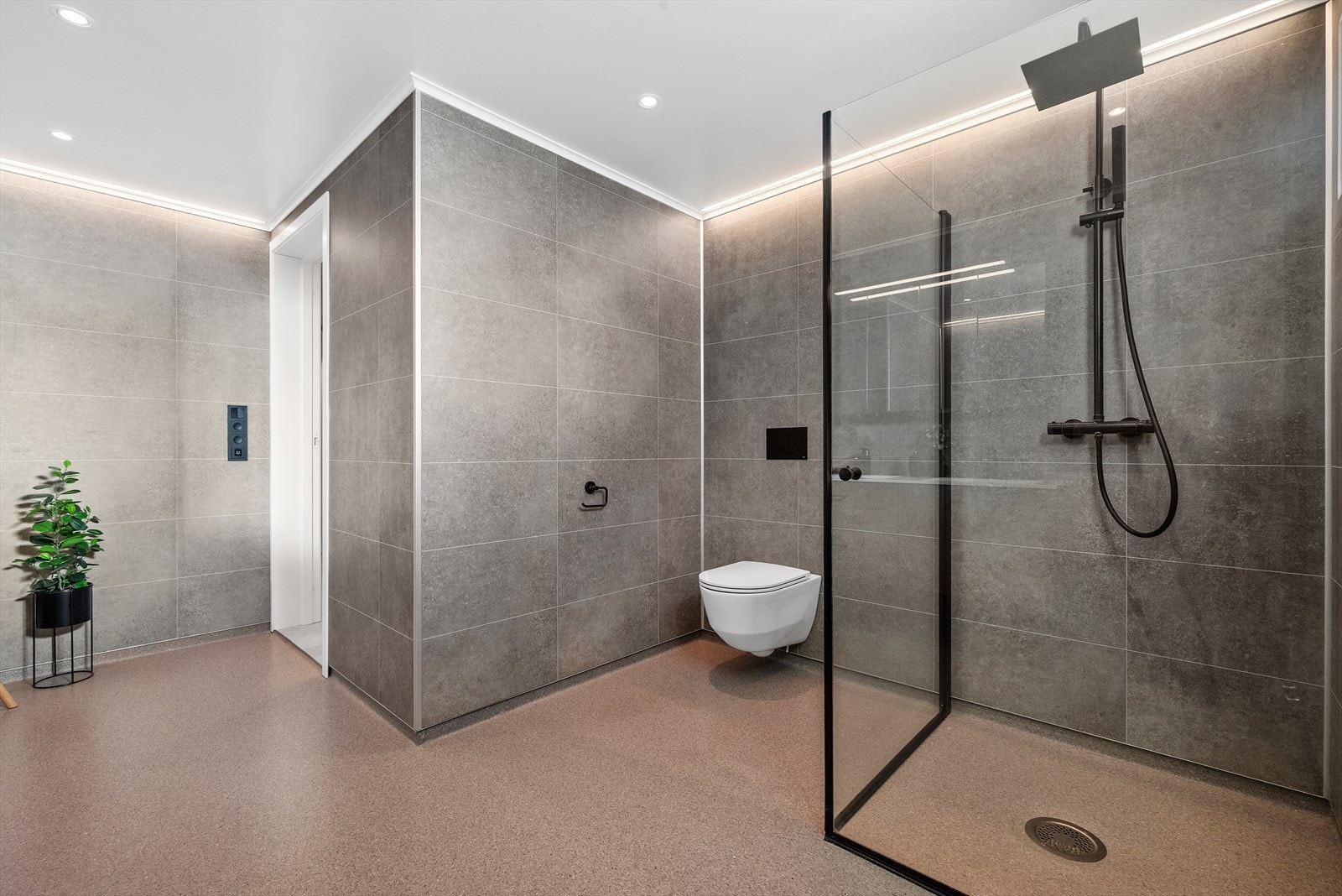 Badet er på hele 10 kvm. Galleribilde