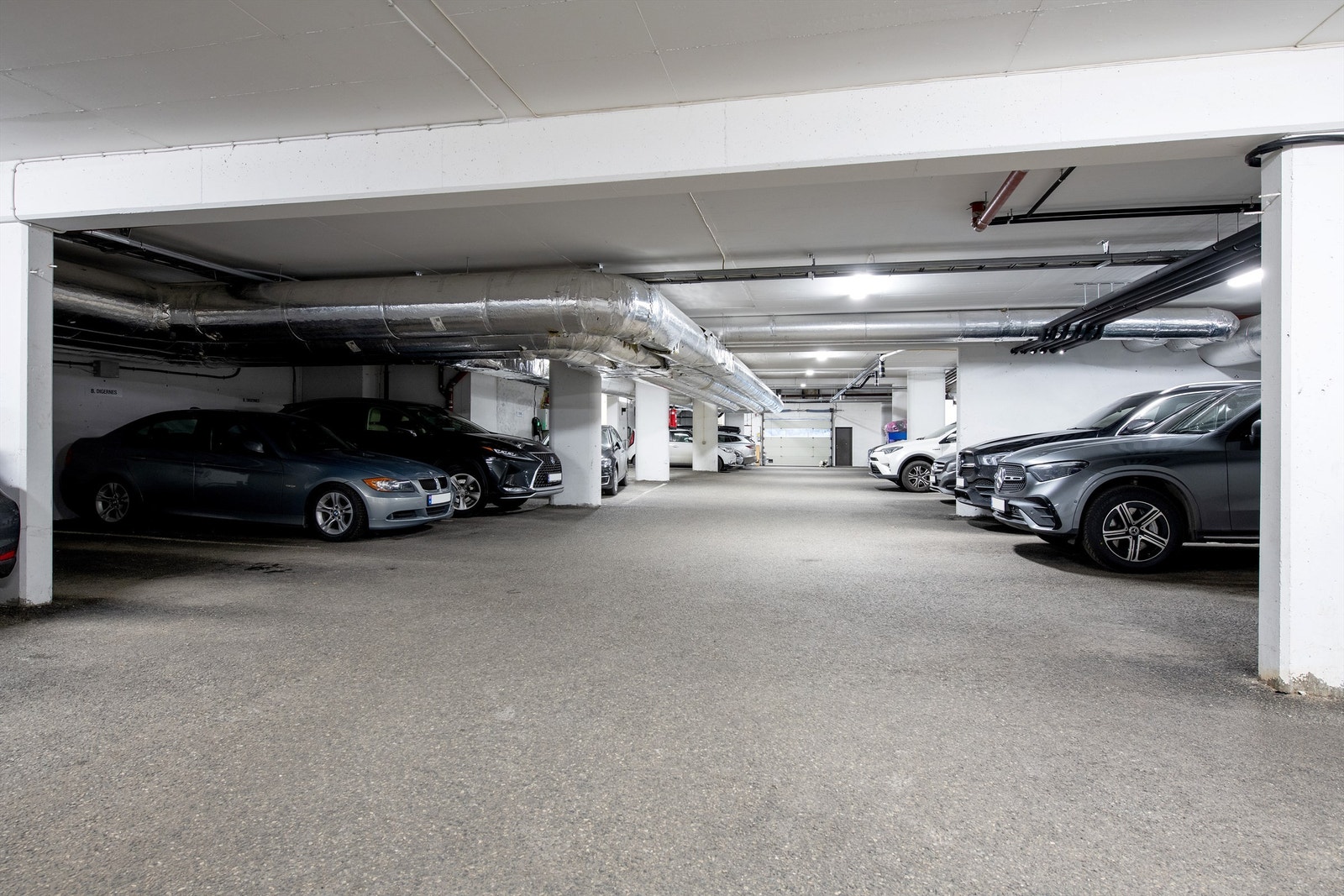 Leiligheten har garasjeplass i 1. etasje Galleribilde