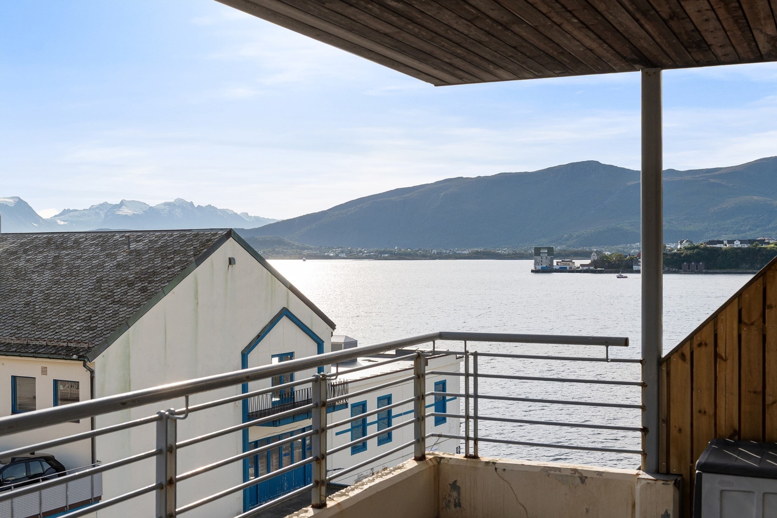 Borgundfjorden er et steinkast unna med Sunnmørsalpene og Sulafjellet i det fjerne Galleribilde
