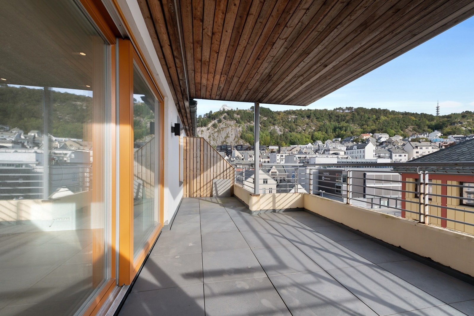 Aksla og Fjellstua godt synlig fra balkongen Galleribilde