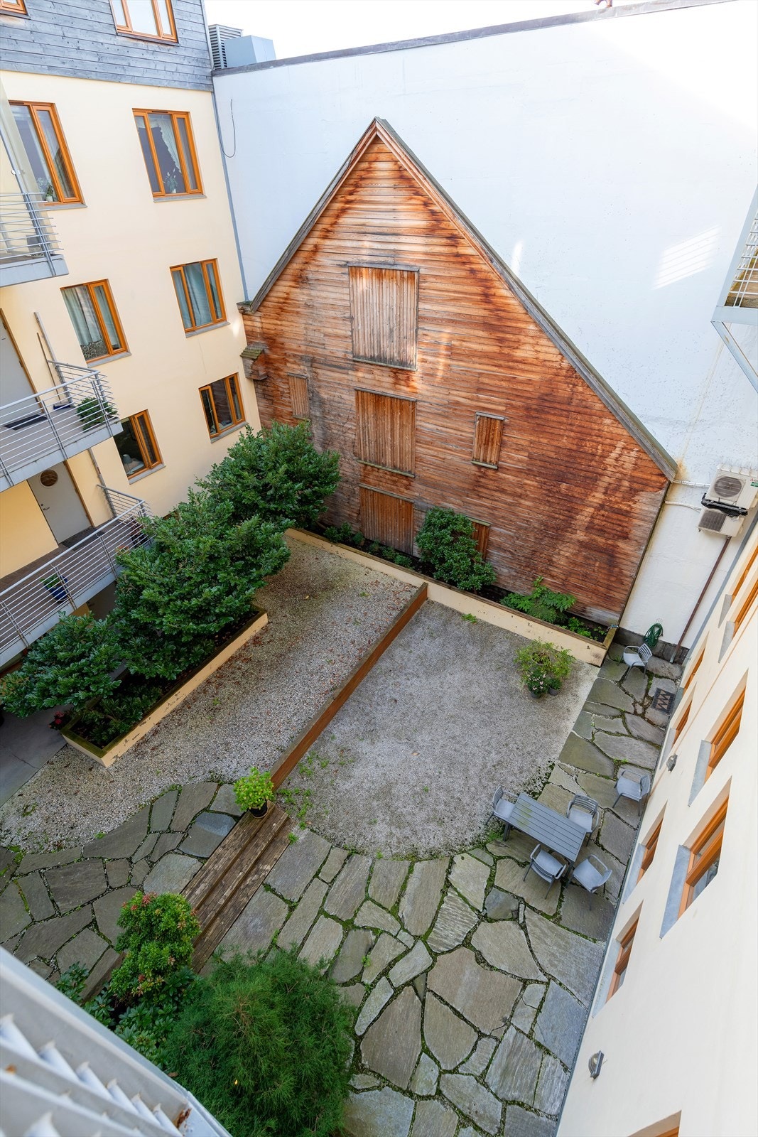 Bakgården i bygget er pent tillaget Galleribilde