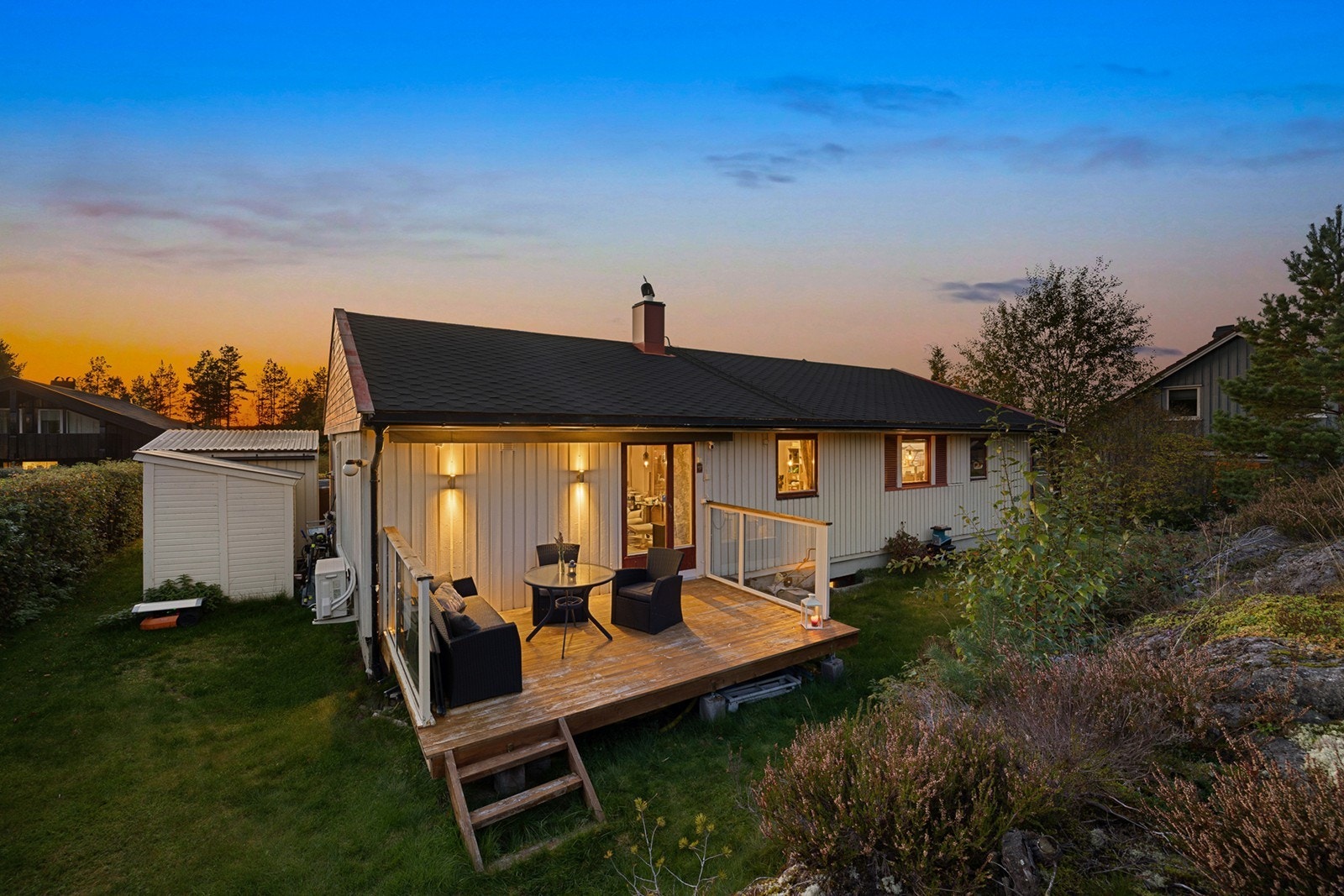 Eiendommen er meget solrik med flere lune uteplasser. Galleribilde