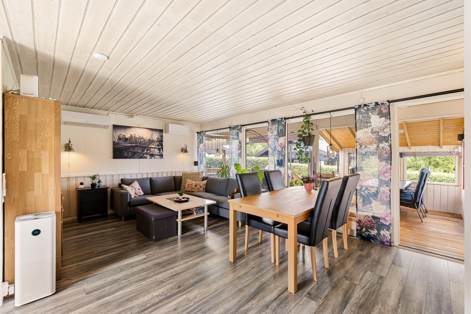 Stuen har rikelig av store vindusflater med adkomst ut til overbygget veranda. Galleribilde