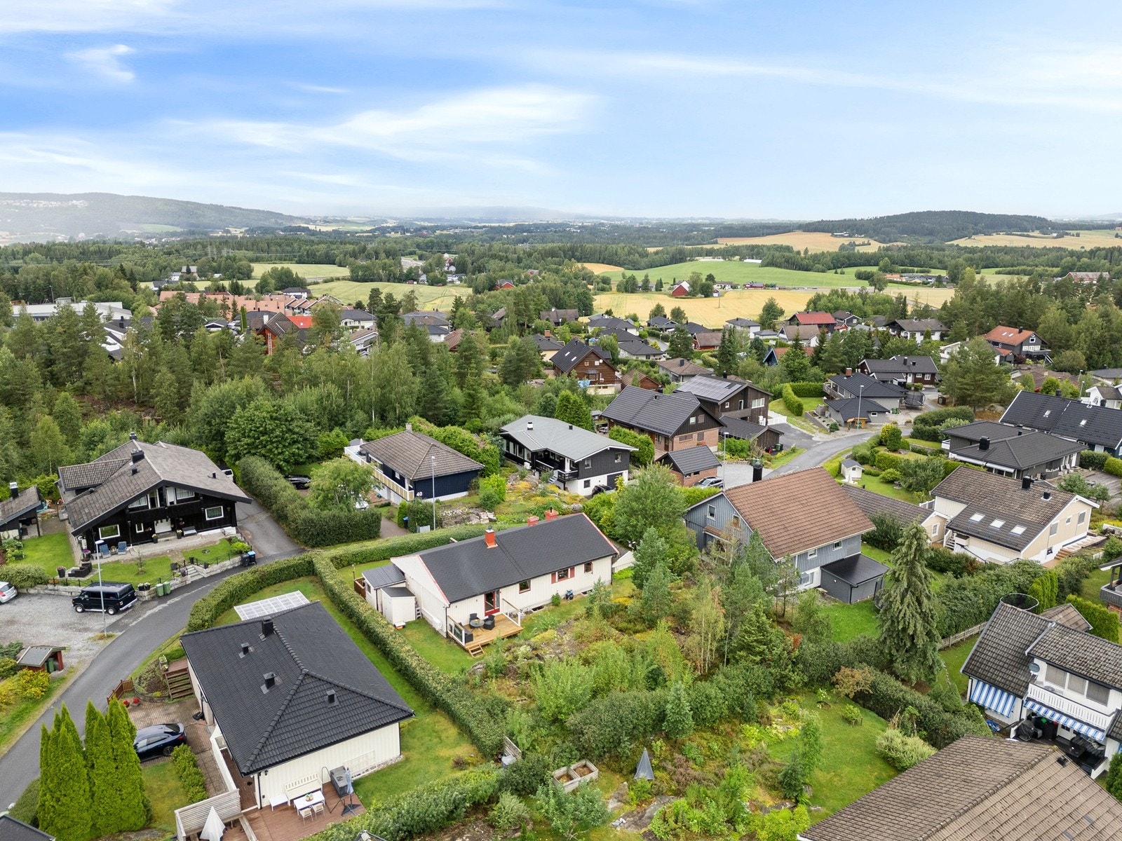 Stor og solrik tomt beliggende innerst på feltet. Galleribilde