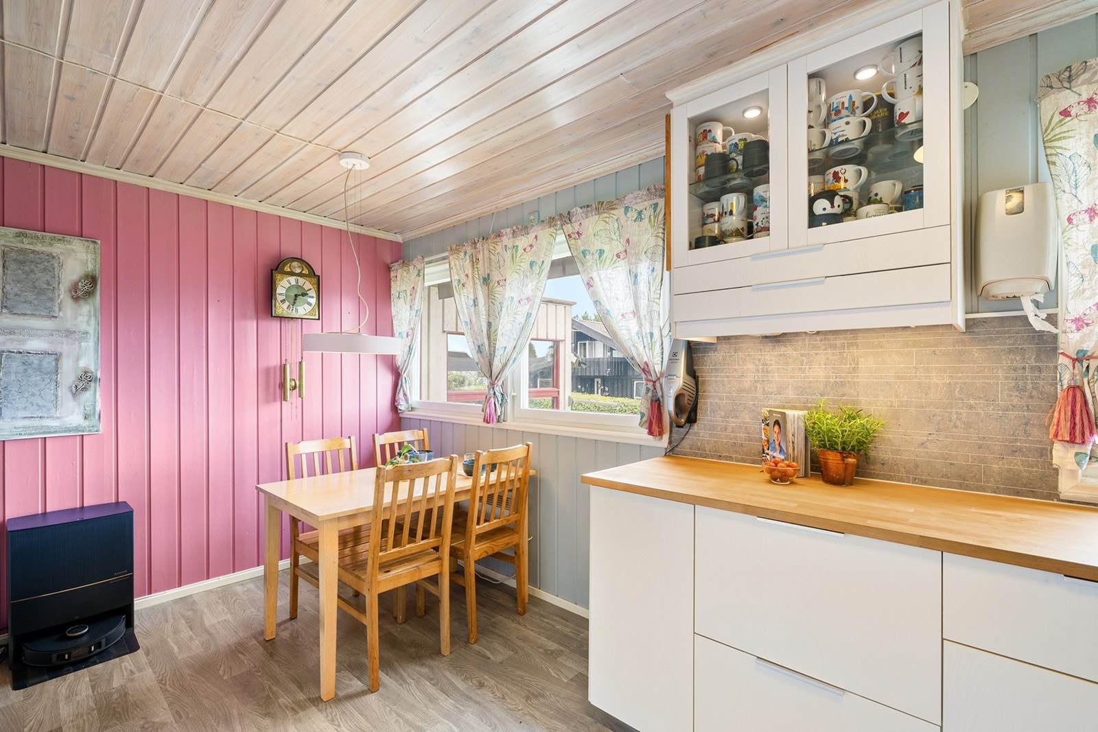 Det er god plass på kjøkkenet til et hyggelig spisebord. Galleribilde