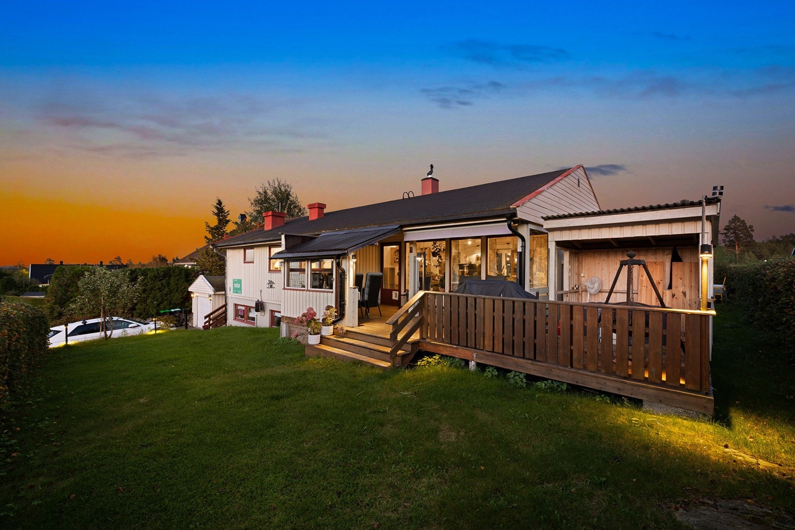 Takoverbygget terrasse og takoverbygget jaquzzi terrasse. Galleribilde