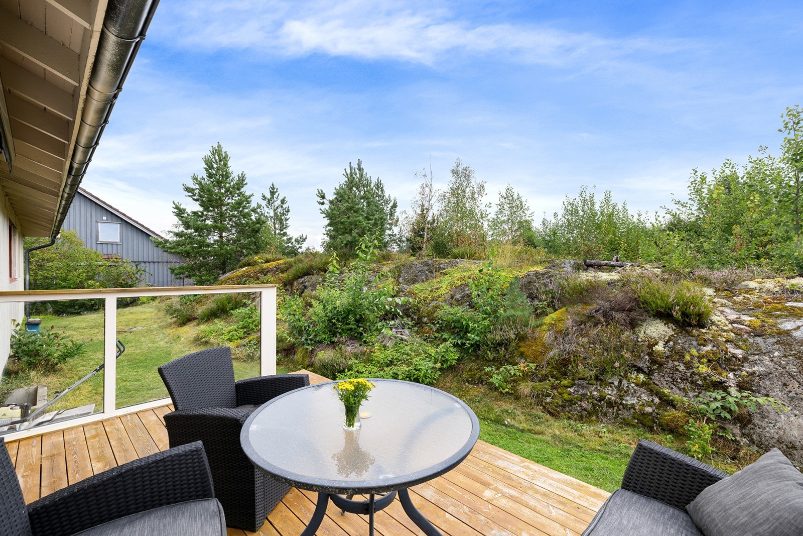 Deler av tomten består av naturtomt. Meget gode solforhold på hele eiendommen. Galleribilde