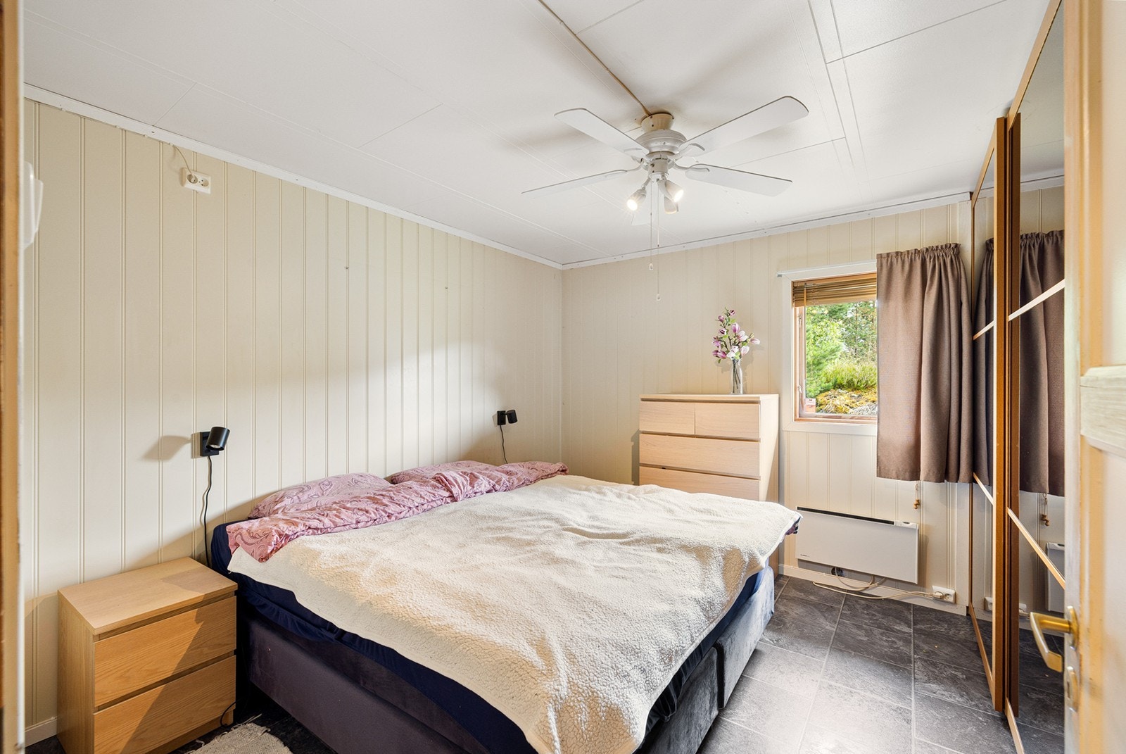 Lyst og romslig soverom med god plass til dobbeltseng og tilhørende møbler. Galleribilde