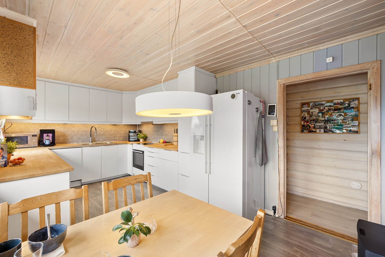 Lyst og innbydende kjøkken oppgradert i 2015 med ny innredning fra Ikea med god arbeidsflyt og praktisk utforming. Galleribilde