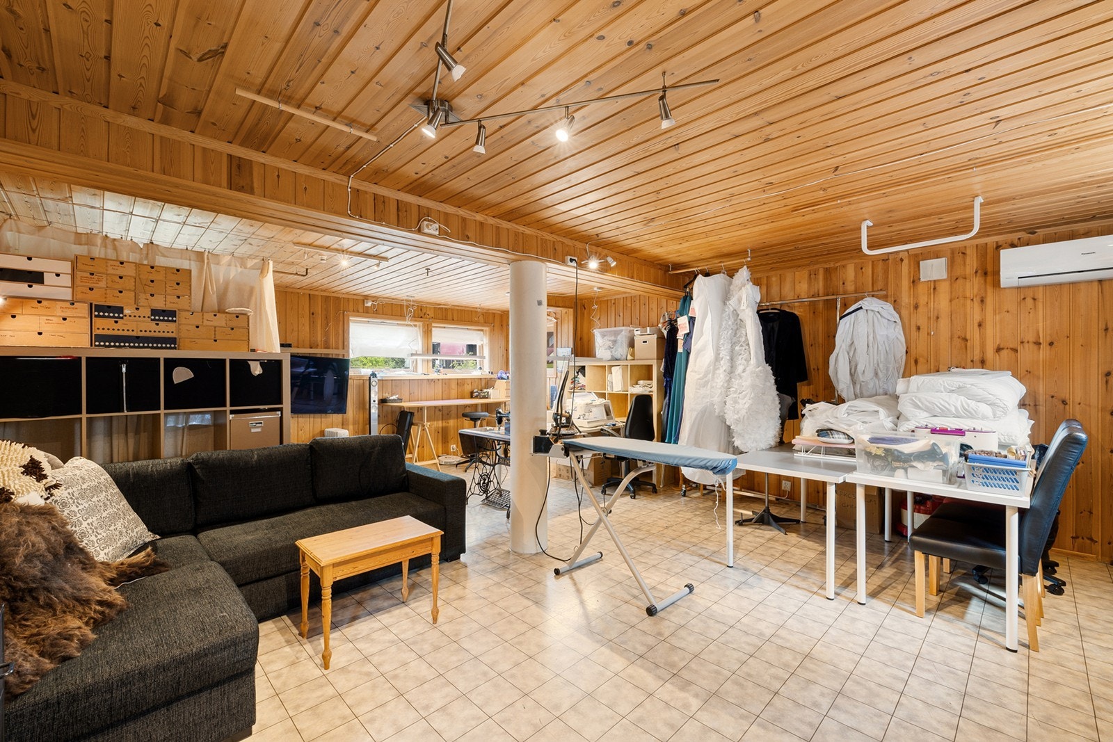 Kjelleren byr på flere rom med god takhøyde og allsidige bruksområder. Et stort og åpent flerbruksrom benyttes i dag som kombinert syrom og oppholdsrom, med plass til både arbeidssone, sofakrok og oppbevaring. Galleribilde