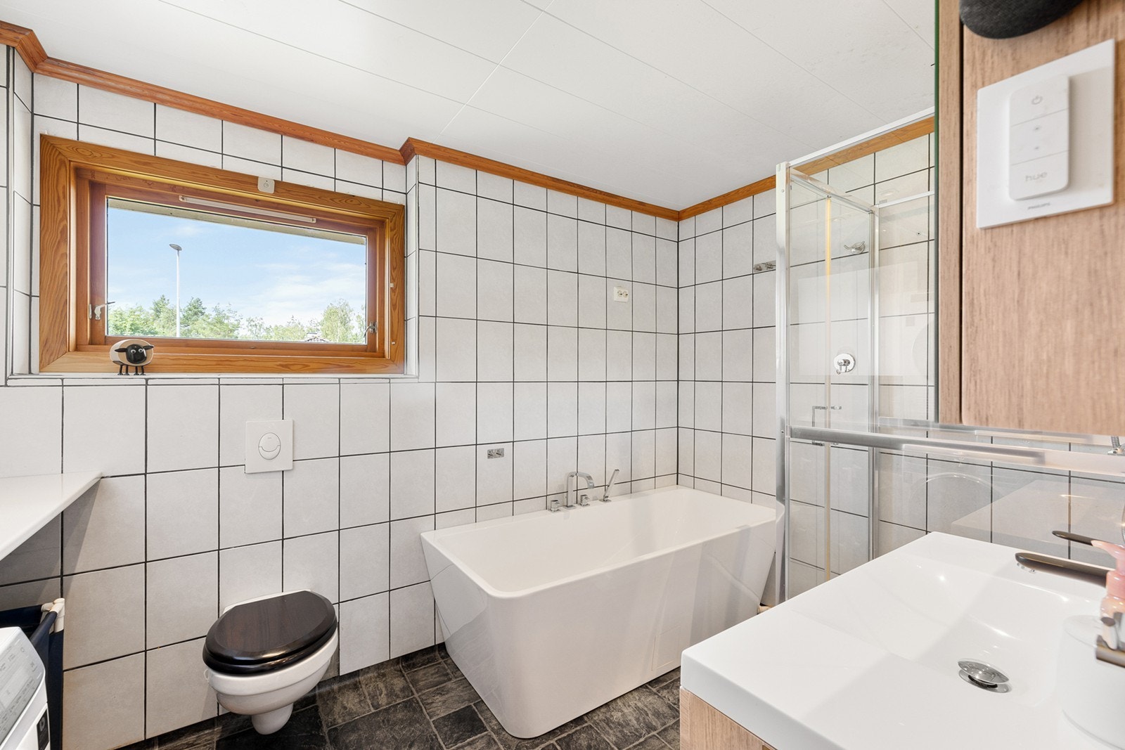 Badet ble pusset opp i 2013 (kombinerte wc, bad og vaskerom til et bad) og byttet vindu. Galleribilde