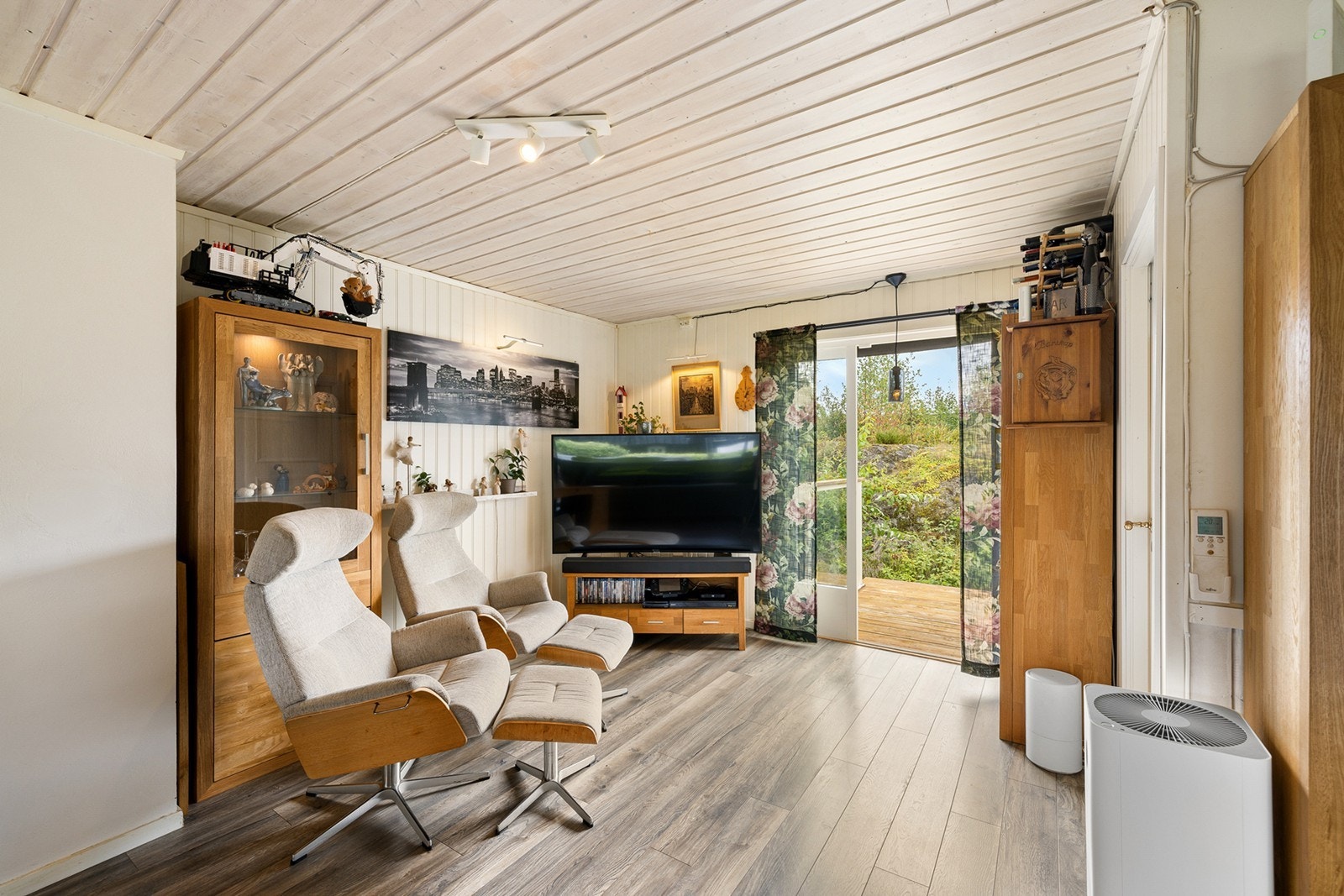 Utgang til hagen på baksiden og godt med vindusflater. Galleribilde