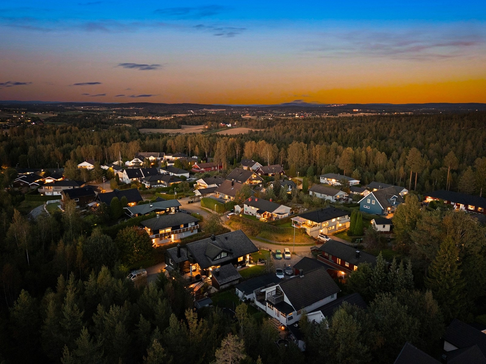 Fra eiendommen er det 10. min gange til barneskole, barnehage og kollektivtransport. Kun 10. minutter med bil til Lillestrøm by. Galleribilde