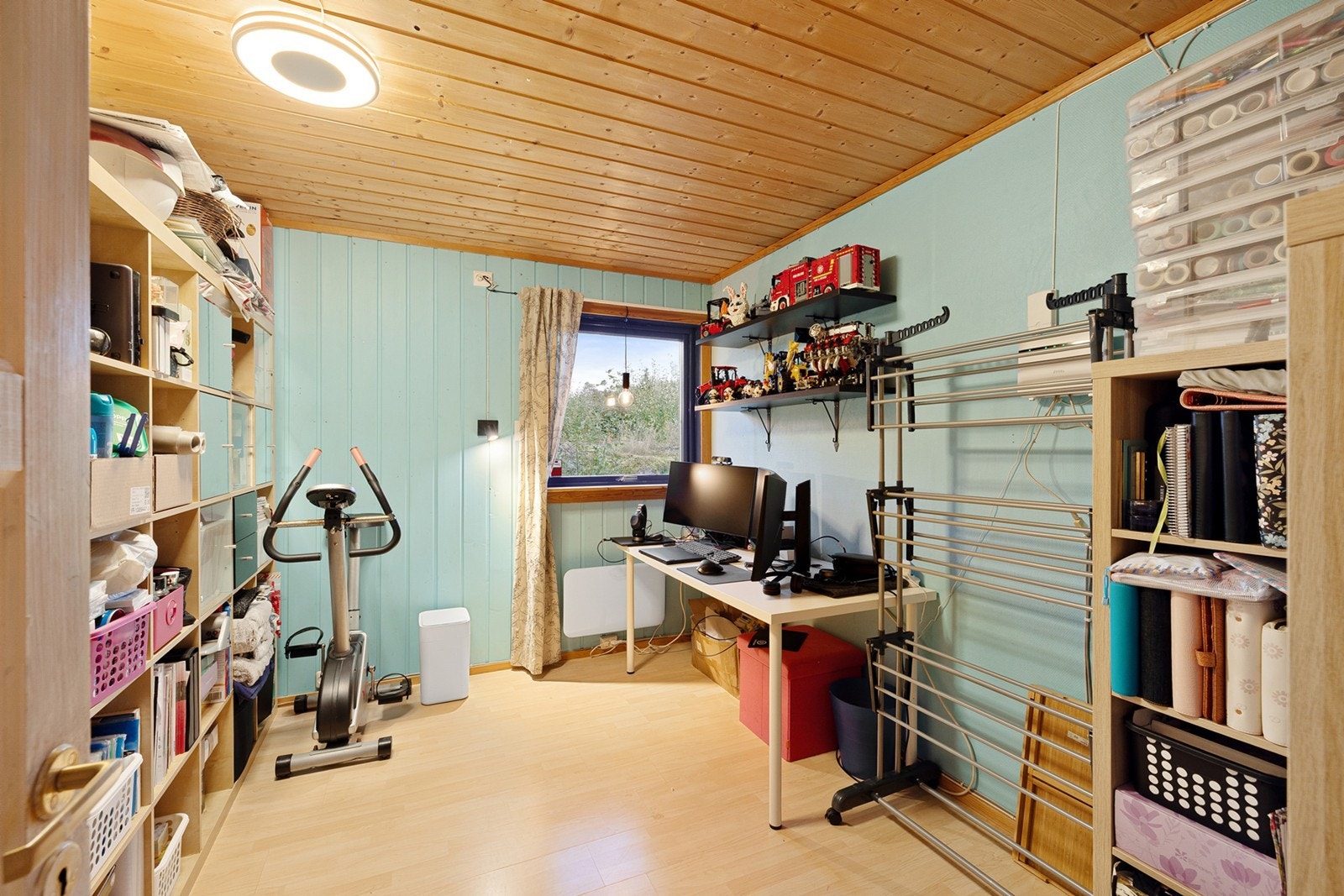 Soverom med god plass til seng, pult og lagring. Galleribilde