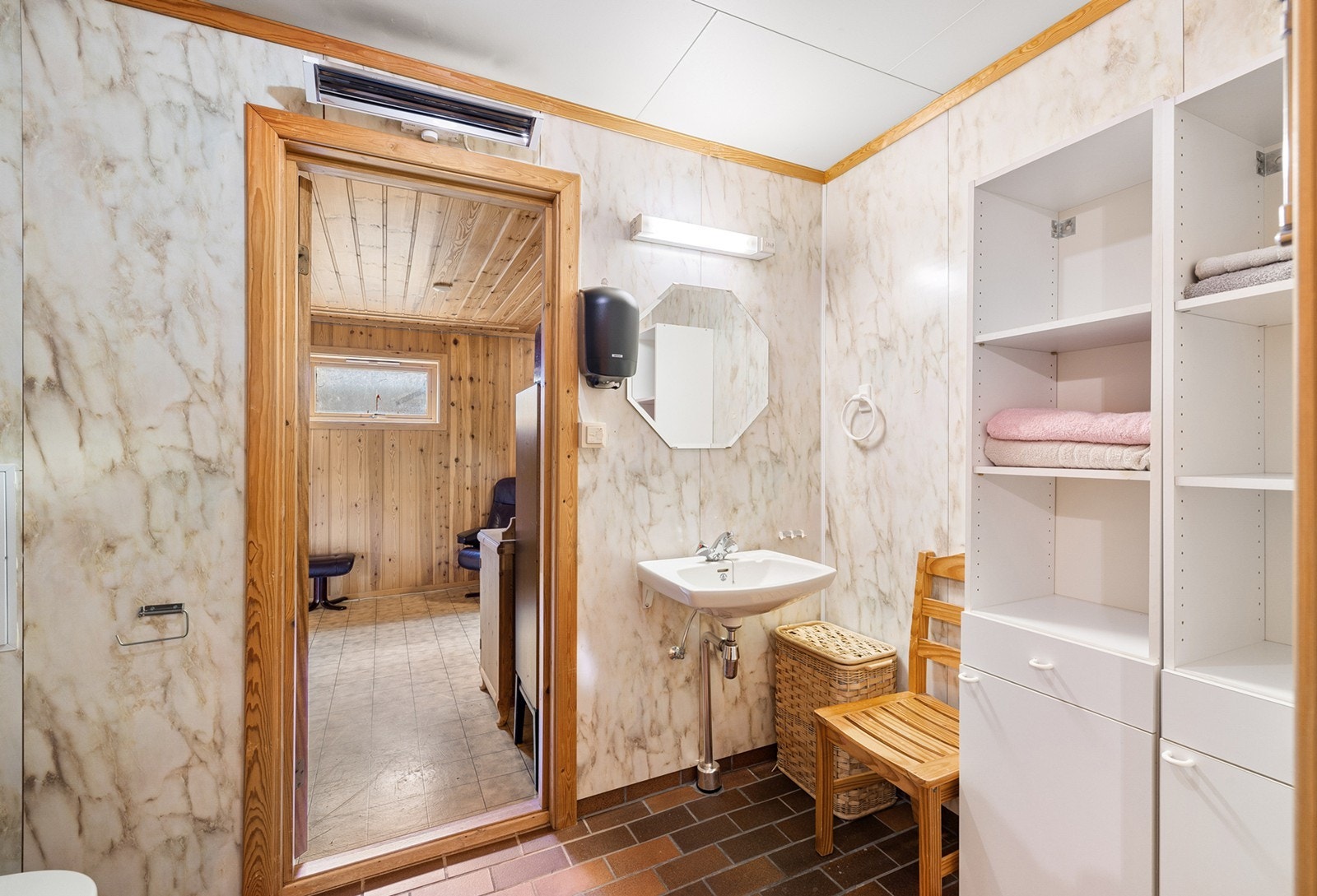 Praktisk bad i kjelleretasjen, med tilknytning til egen badstue. Galleribilde