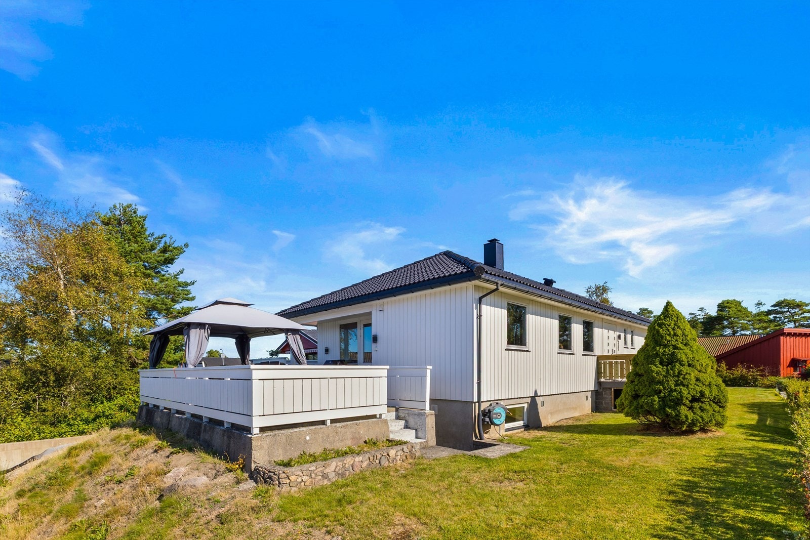 Boligen har et uteområde med gode solforhold og mange muligheter for både avslapning og aktivitet Galleribilde