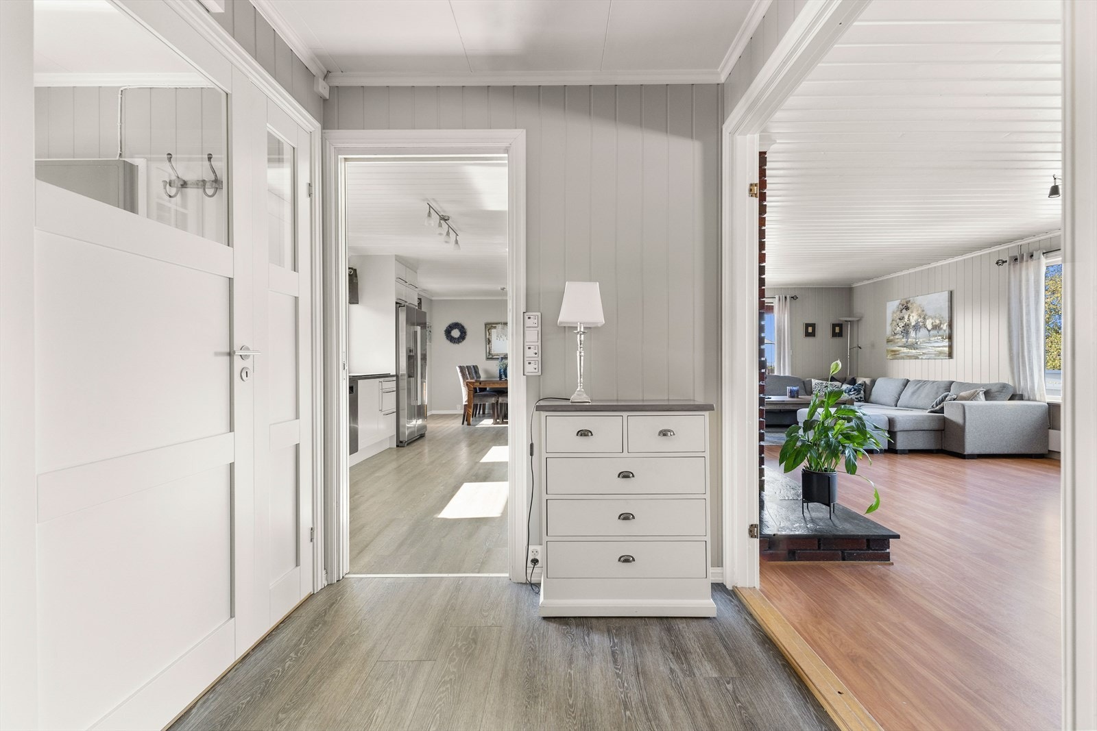 I boligens 1. etasje finner du vindfang, stue, spisestue, kjøkken, bad, toalettrom, og 3 soverom Galleribilde