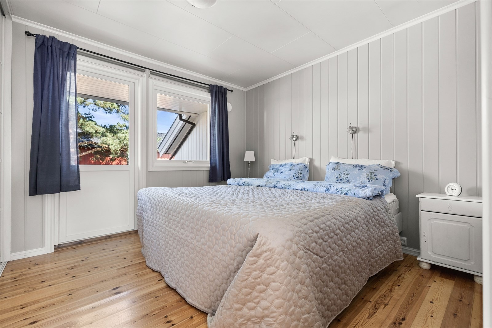 Hovedsoverommet er romlig med god plass til dobbeltseng og skyvedørsgarderobe Galleribilde