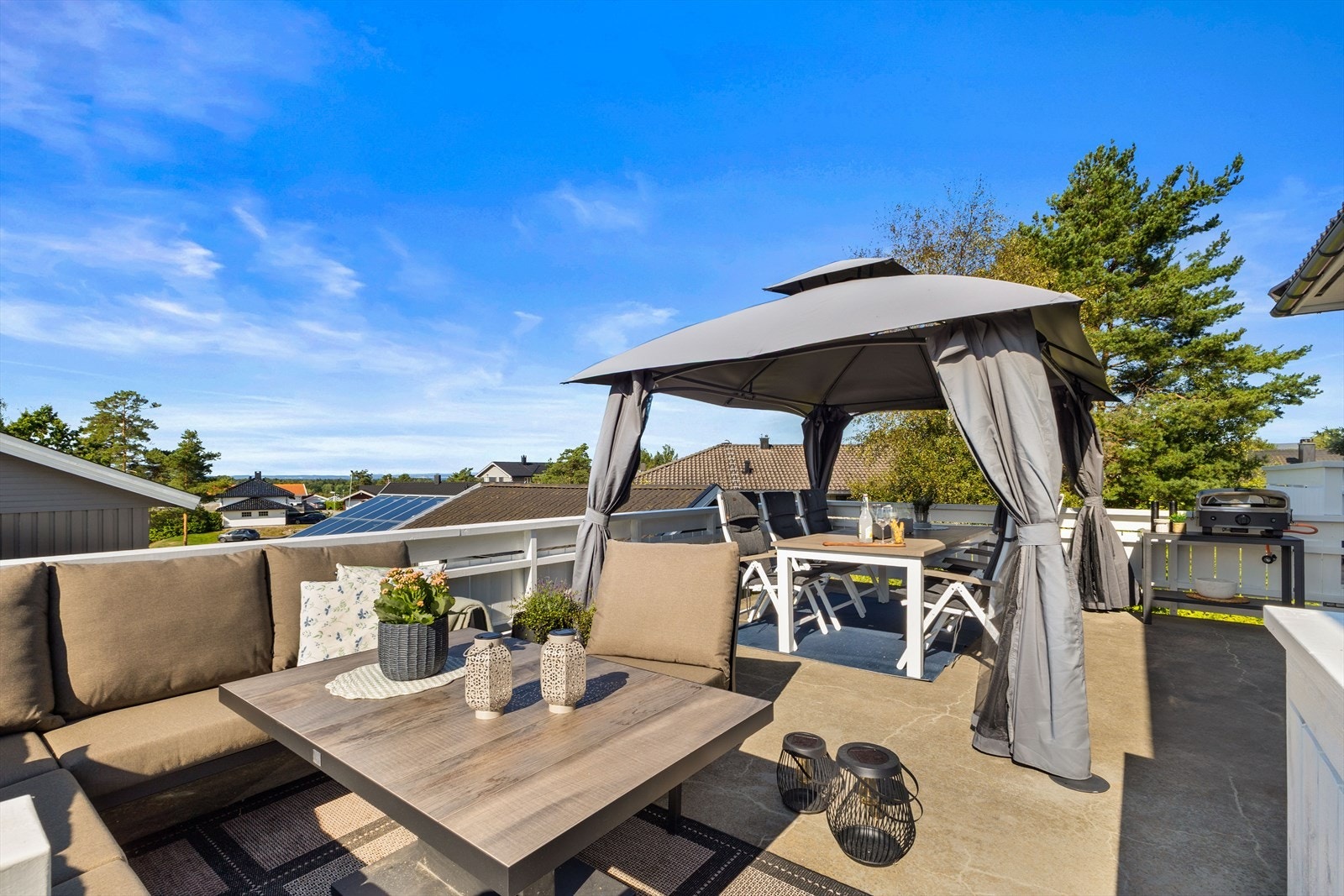 Fra stuen er det direkte utgang til en solrik sørvestvendt terrasse på ca. 37 m² med Sjøgløtt! Galleribilde